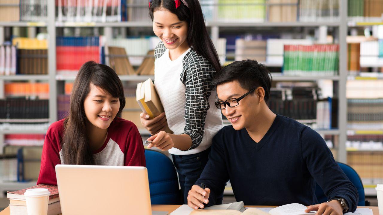 Mahasiswa Dan Dunia Kerja: Menyiapkan Masa Depan Sejak Bangku Kuliah