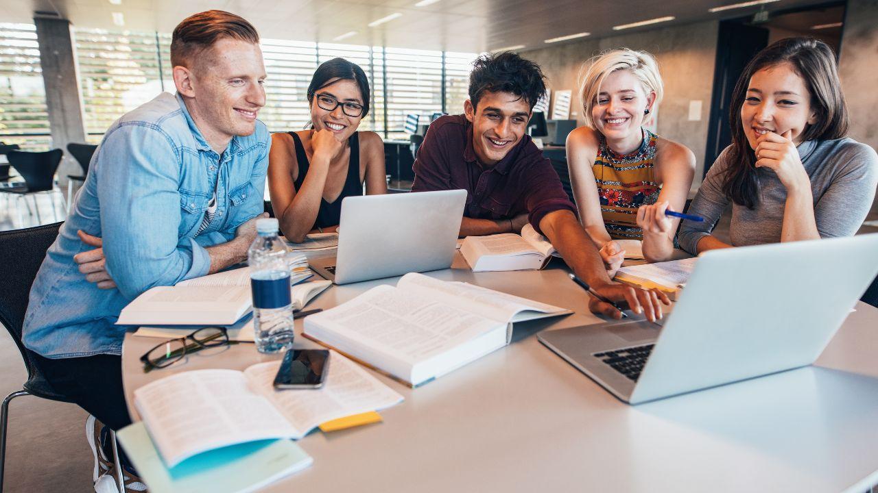 Mahasiswa Dan Krisis Identitas: Mencari Jati Diri Di Masa Perkuliahan