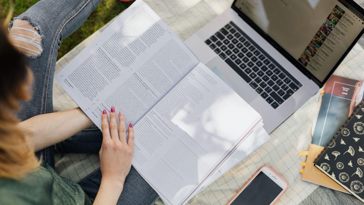 Tekanan Akademik Pada Mahasiswa: Memahami Stres, Strategi Bertahan, Dan Solusi Sehat