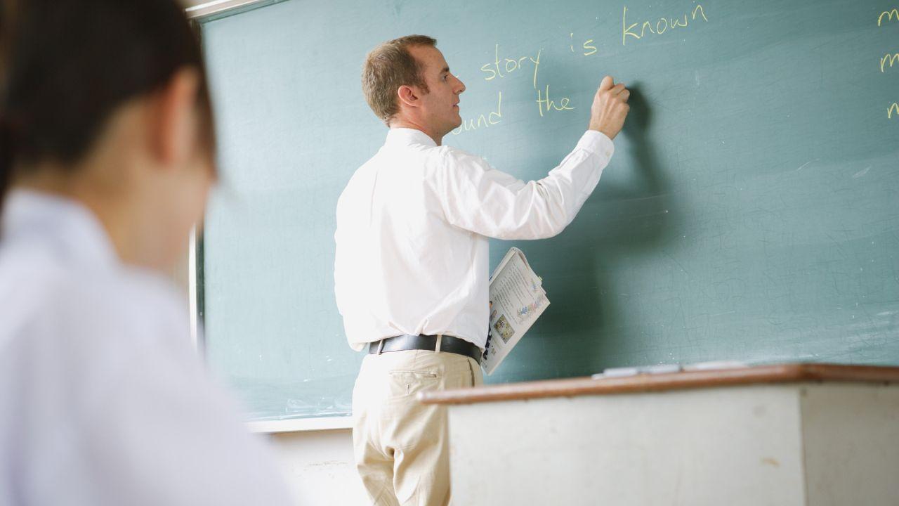 Menjalani Masa Kuliah Di Indonesia: Proses Belajar Akademik Dan Kehidupan Sosial Mahasiswa