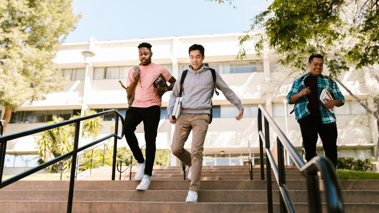 Dinamika Mahasiswa Indonesia Dalam Menjalani Pendidikan Tinggi Dan Kehidupan Sosial