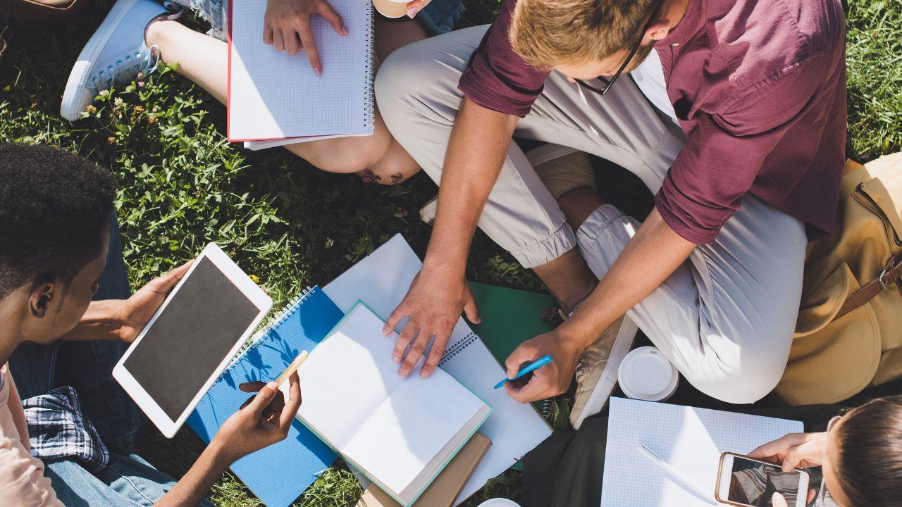 Warna-Warni Kehidupan Mahasiswa Indonesia Dalam Lingkup Akademik Dan Sosial