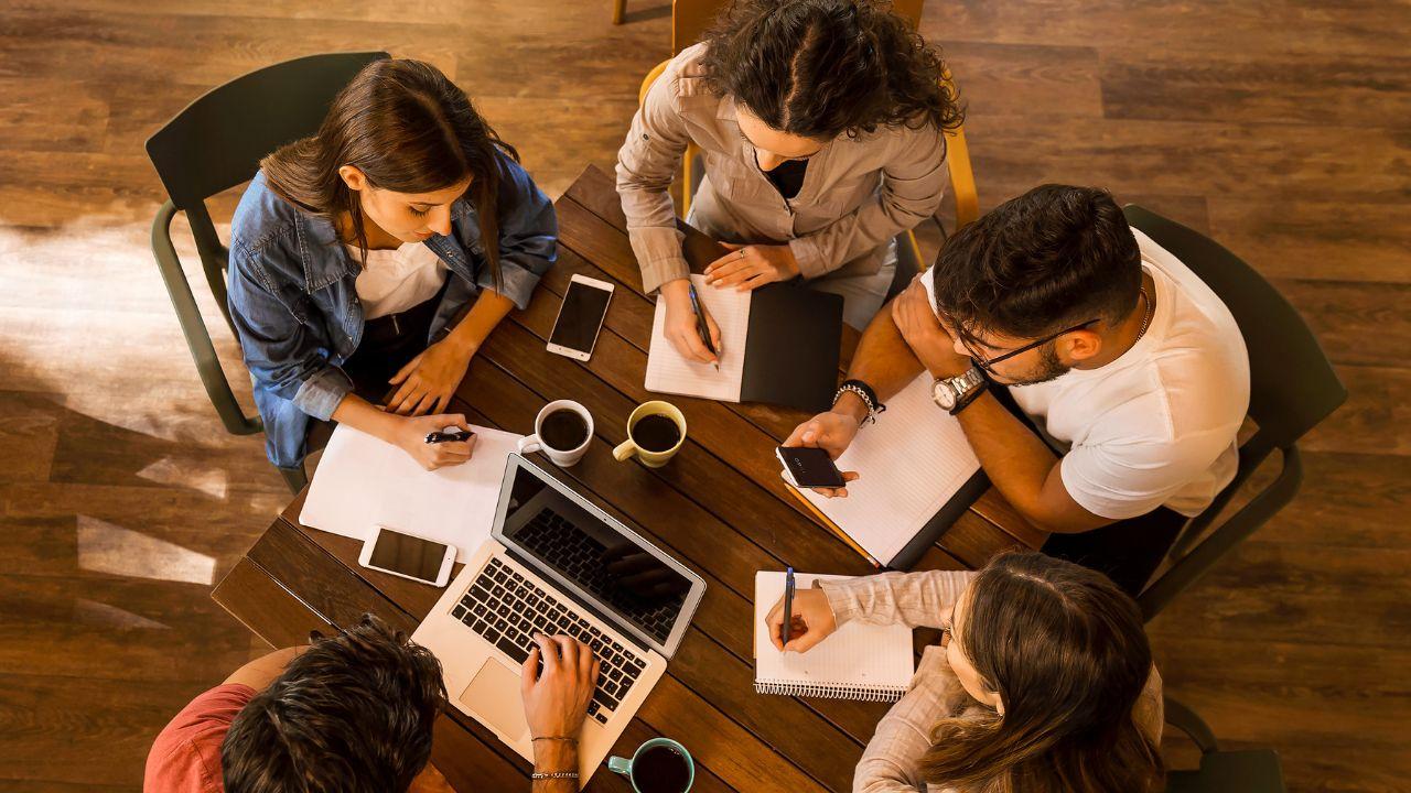 Perjalanan Sosial Mahasiswa Indonesia Dalam Menemukan Jati Diri Di Lingkungan Kampus