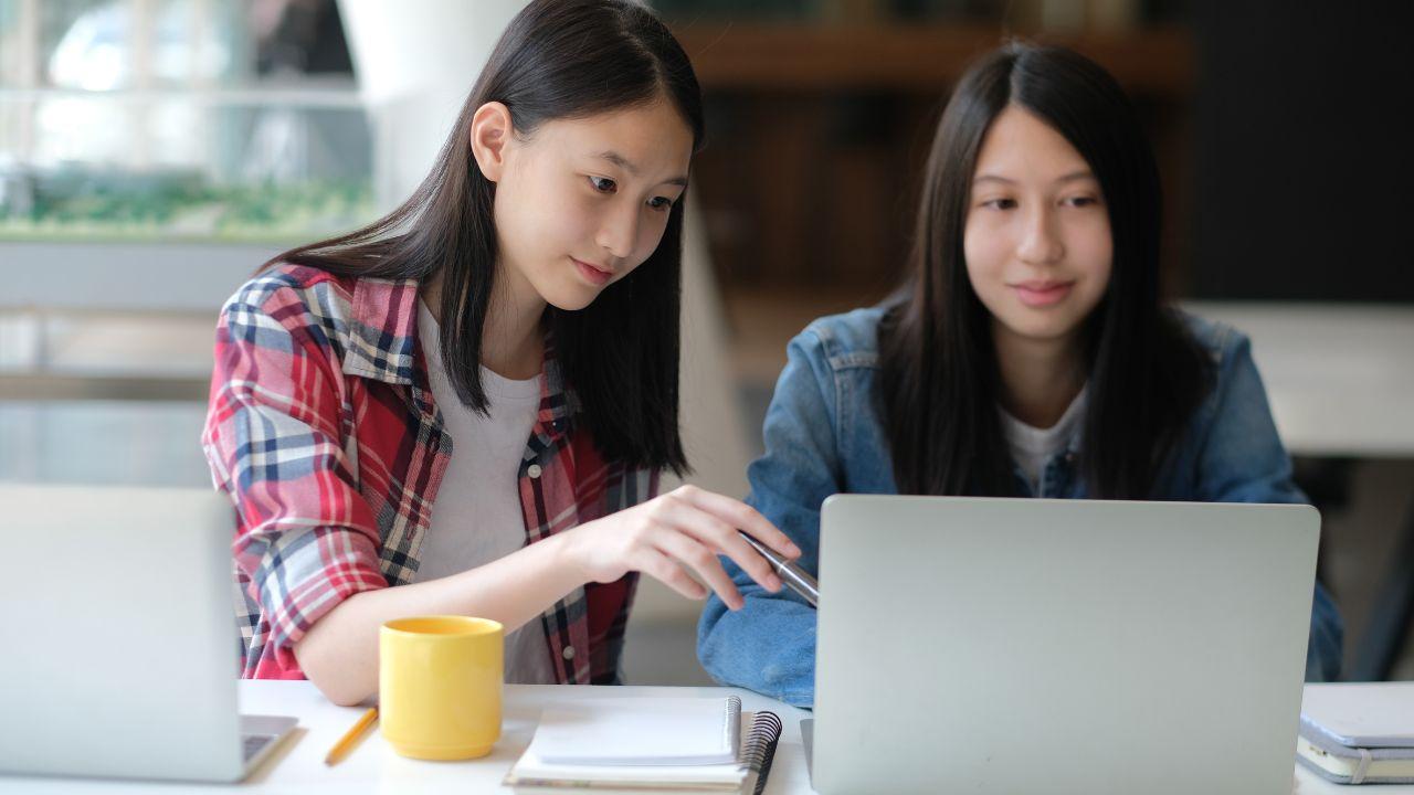 Peran Alumni Dalam Mendukung Pengembangan Kampus Dan Mahasiswa