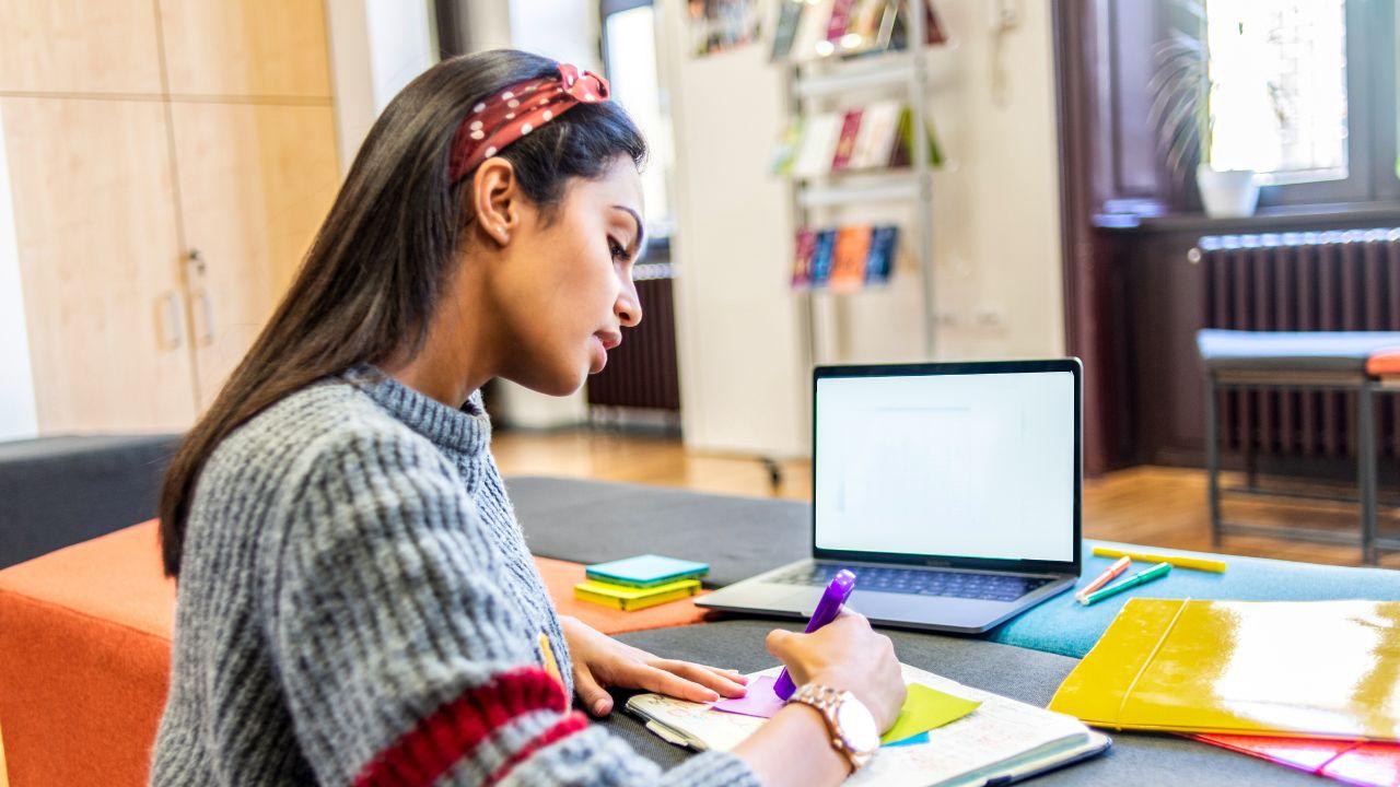 Peran Program Beasiswa Dalam Meningkatkan Akses Pendidikan Tinggi Bagi Mahasiswa