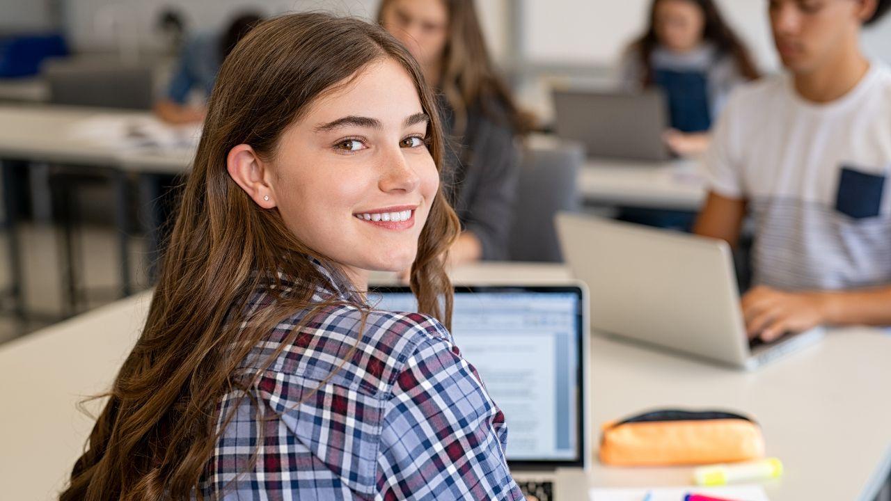 Mahasiswa Indonesia Dan Kehidupan Kampus: Proses Belajar Di Dalam Dan Luar Kelas