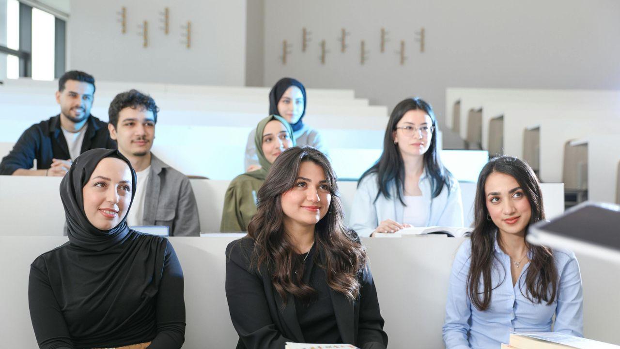 Potret Mahasiswa Indonesia: Menjalani Pendidikan Tinggi Dalam Realitas Sosial