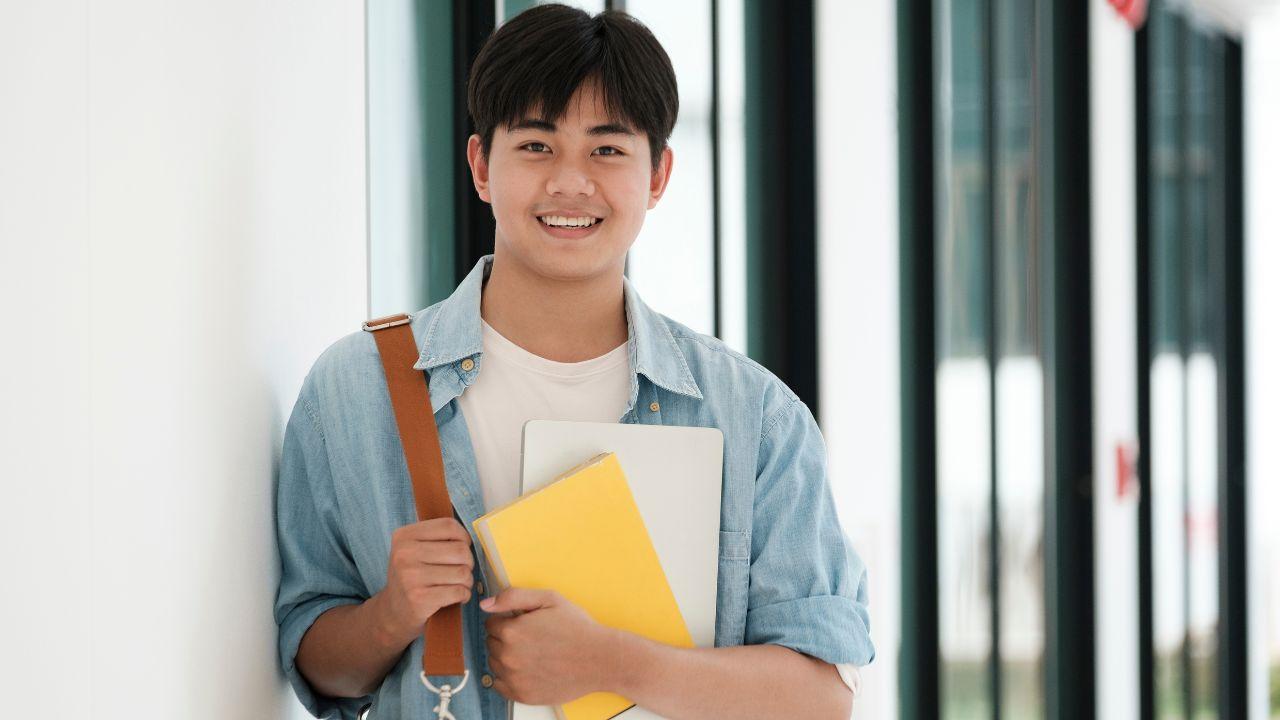 Mahasiswa Indonesia Di Persimpangan Pendidikan Dan Kehidupan Sosial