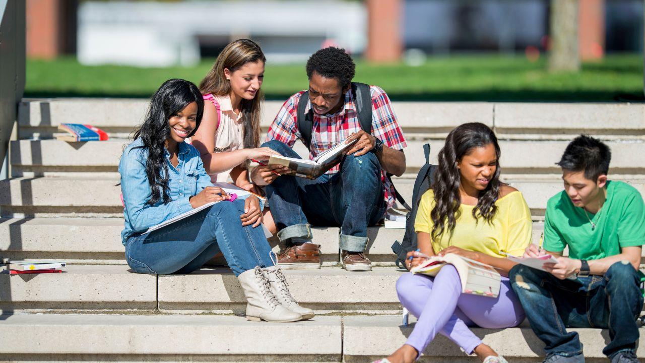 Potret Mahasiswa Indonesia Dalam Lingkungan Kampus Modern