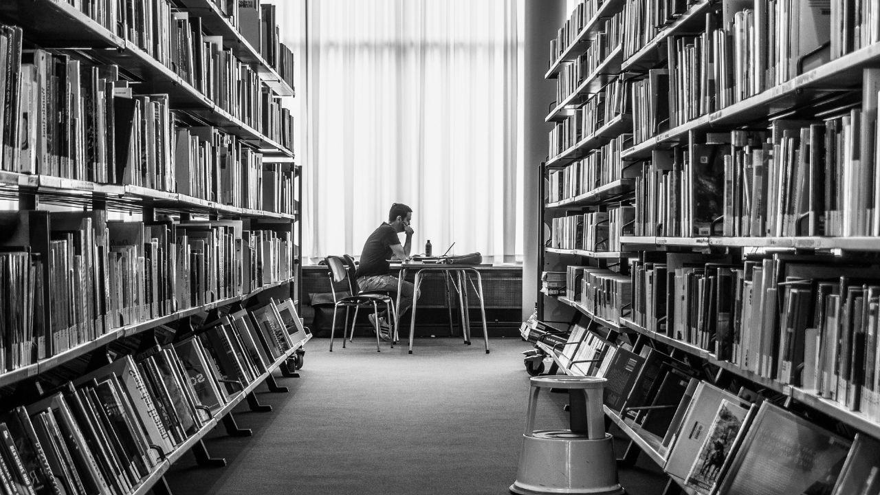 Mahasiswa Indonesia: Menjalani Peran Akademik Dan Sosial Di Lingkungan Kampus