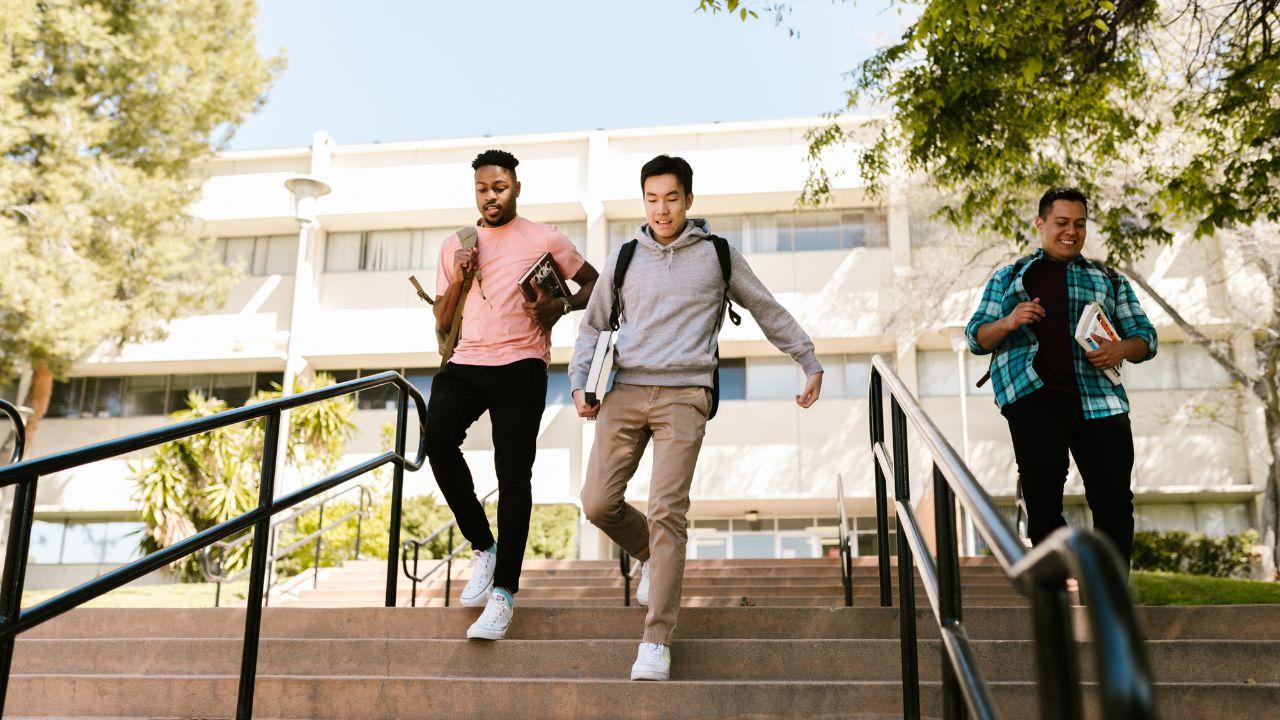 Kehidupan Sosial Mahasiswa Dan Pembentukan Identitas Diri Di Kampus Indonesia