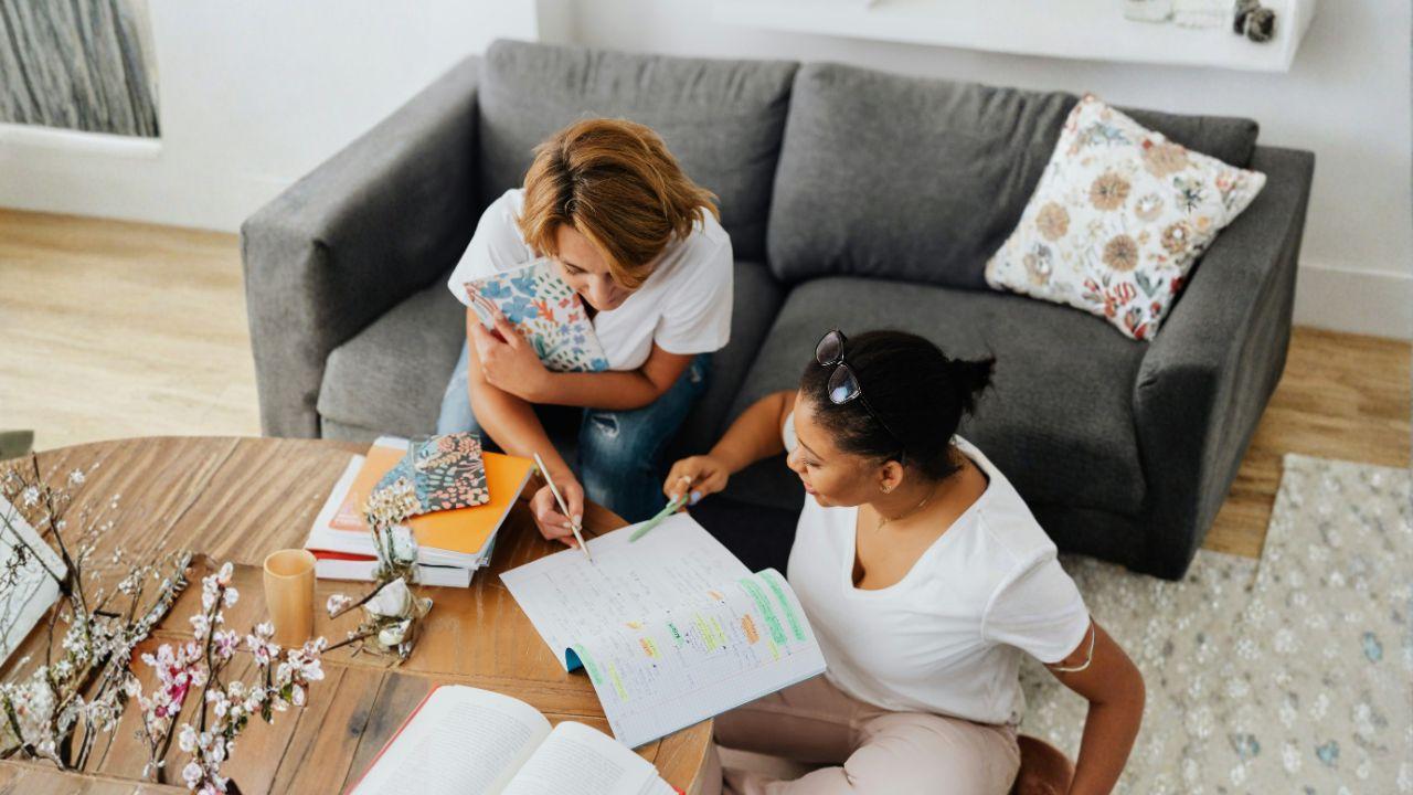 Manajemen Waktu Mahasiswa Indonesia Dalam Menyeimbangkan Akademik Dan Kehidupan Pribadi