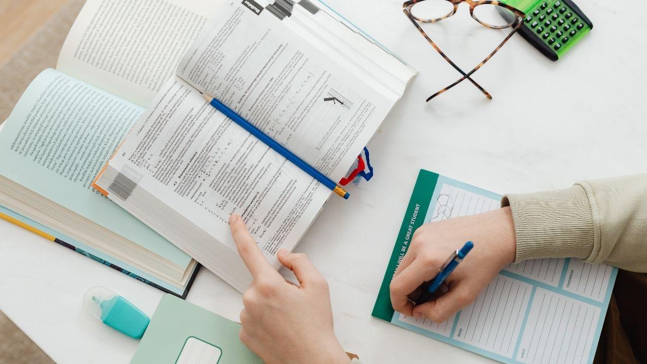 Kehidupan Mahasiswa Indonesia Sebagai Proses Pembentukan Karakter Dan Jati Diri