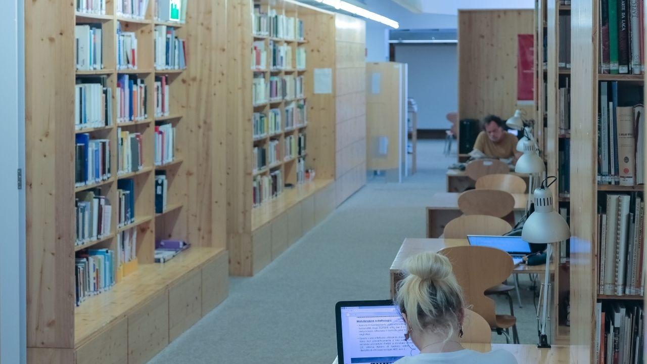 Budaya Literasi Dalam Kehidupan Mahasiswa Indonesia: Antara Tantangan Dan Kesadaran Intelektual