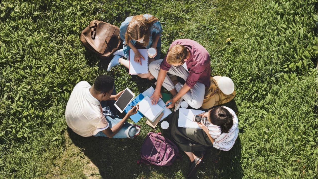 Mahasiswa Dan Kesiapan Menghadapi Dunia Kerja: Dari Kampus Ke Profesionalisme