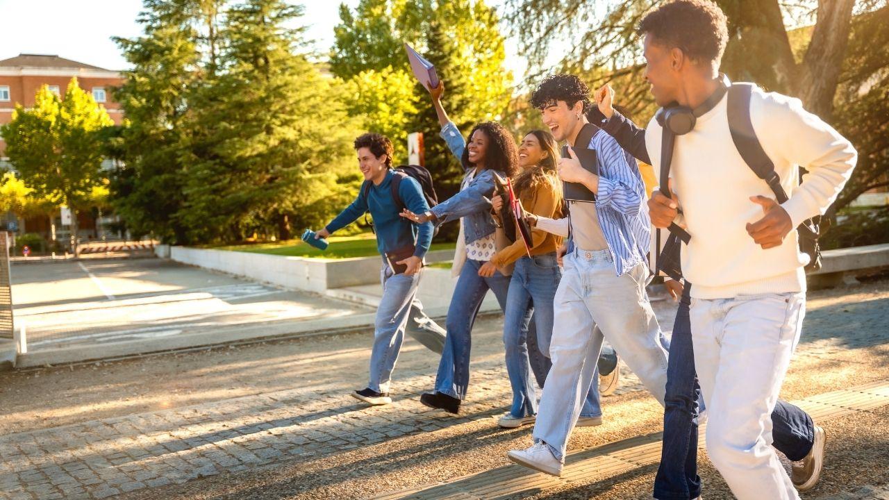 Realitas Kehidupan Mahasiswa Di Indonesia: Menjalani Kuliah Di Tengah Tuntutan Akademik Dan Sosial