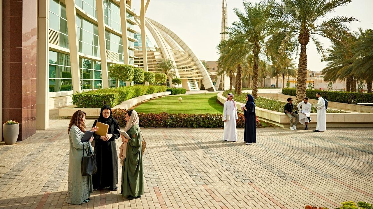 Menata Waktu Dan Relasi: Tantangan Kehidupan Mahasiswa Indonesia Di Era Modern