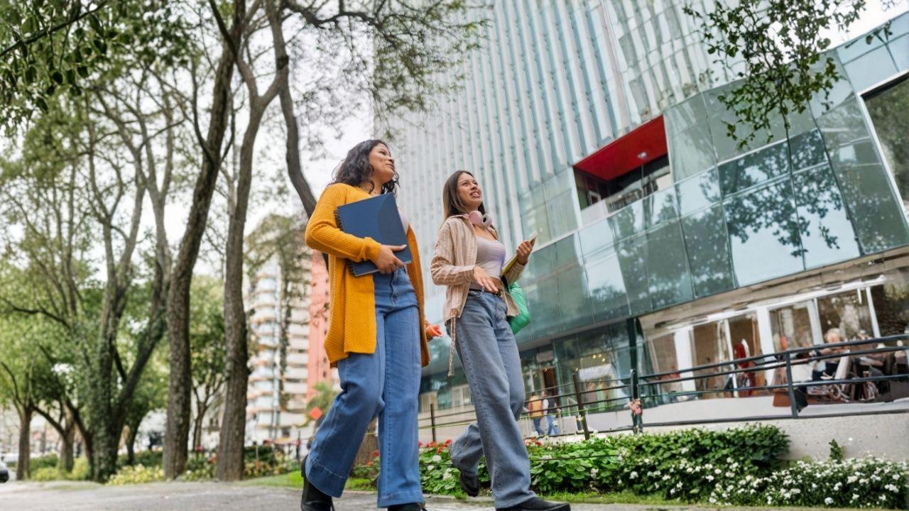 Kehidupan Mahasiswa Indonesia Dalam Mengelola Kebebasan Dan Tanggung Jawab