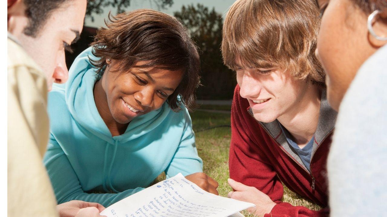 Kehidupan Mahasiswa Indonesia Dalam Membangun Jaringan Sosial Dan Relasi Masa Depan