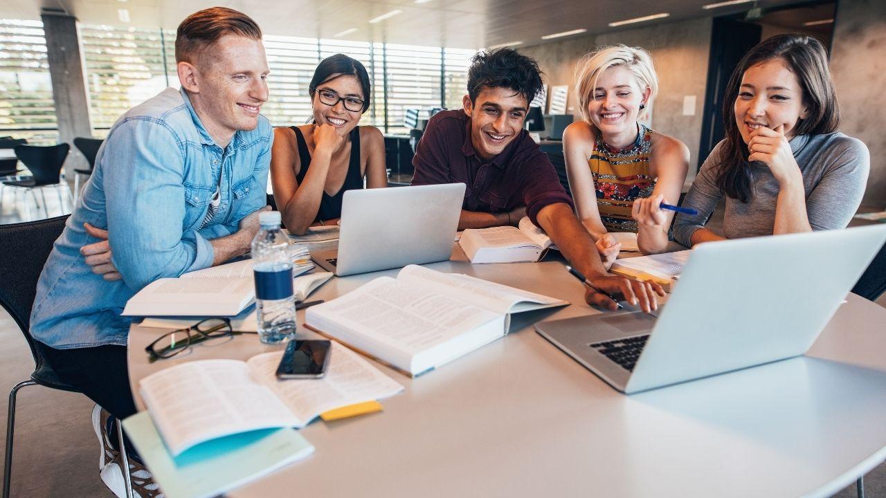 Kehidupan Mahasiswa Di Kota Besar: Dinamika Dan Tantangan Sehari-hari