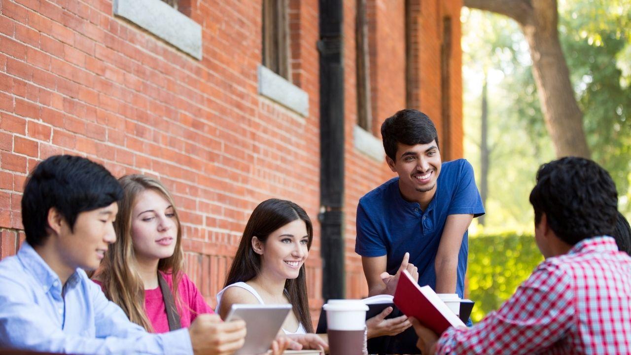 Mahasiswa Dan Literasi Digital: Keterampilan Penting Di Era Informasi