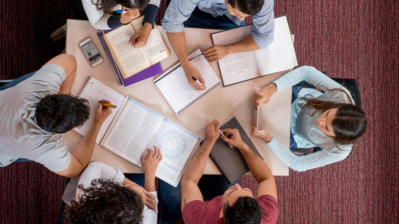 Mahasiswa Indonesia Di Era Digital: Tantangan Akademik Dan Perubahan Gaya Hidup