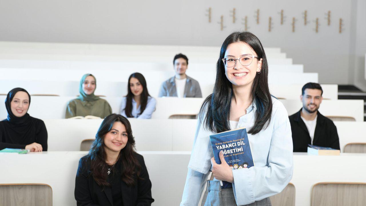 Mahasiswa Indonesia Dan Media Sosial: Antara Sarana Ekspresi Dan Tantangan Akademik