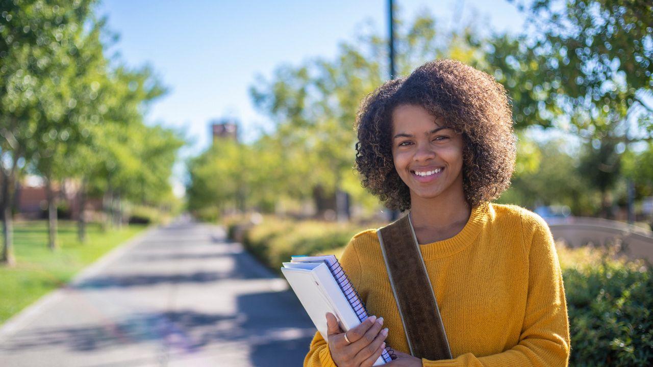 Mahasiswa Indonesia Dan Penguasaan Bahasa Asing: Modal Penting Di Era Global