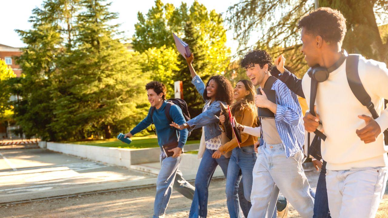 Kehidupan Mahasiswa Di Indonesia Sebagai Proses Pembentukan Karakter Dan Kompetensi