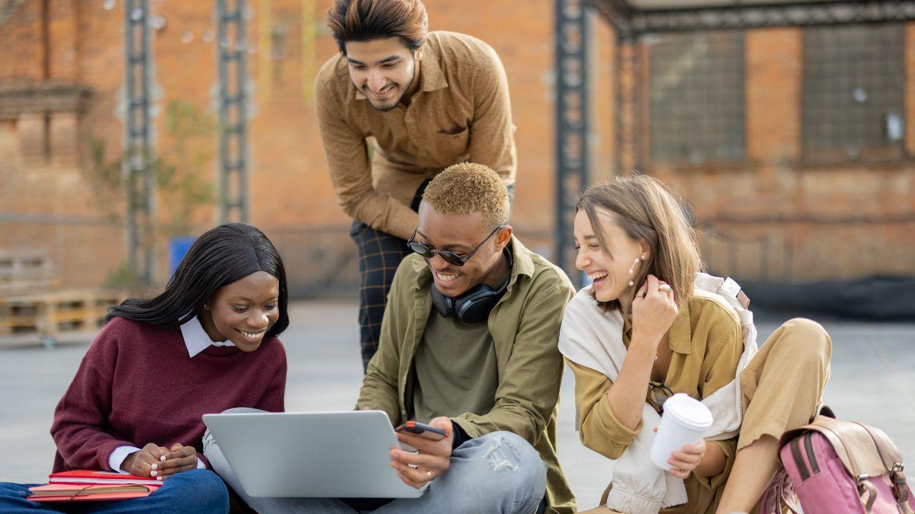 Mahasiswa Indonesia Dan Tantangan Menjaga Keseimbangan Akademik Dan Kehidupan Sosial