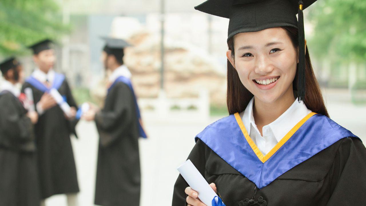 Kehidupan Mahasiswa Di Indonesia Sebagai Ruang Pembentukan Sikap Profesional