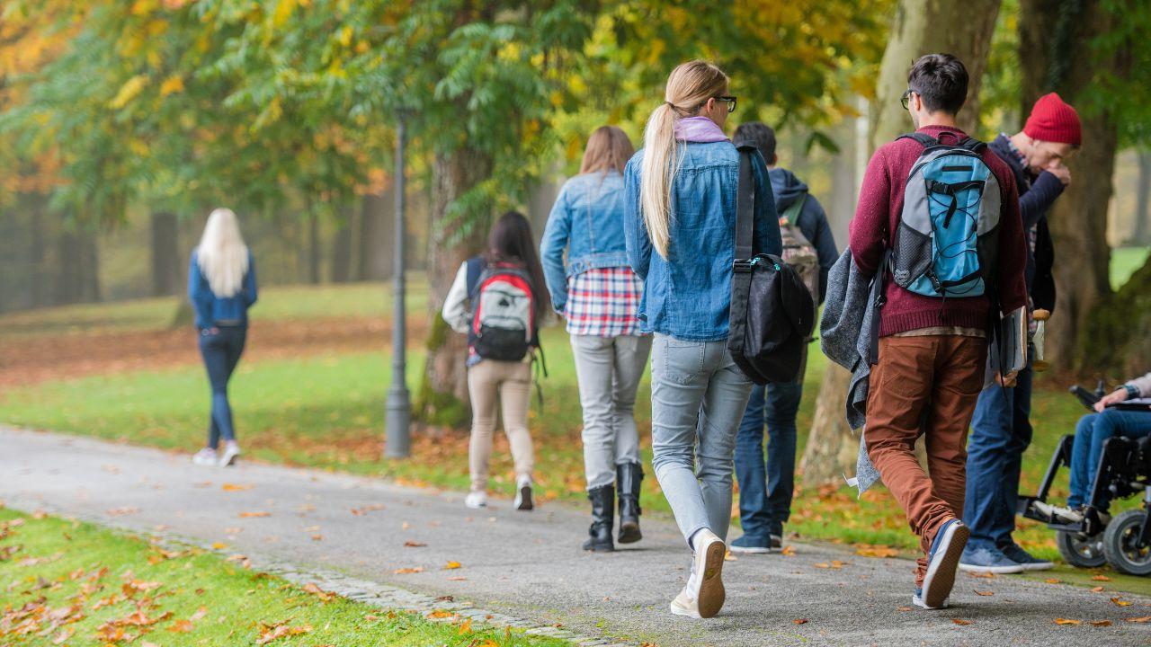 Pergaulan Mahasiswa Di Lingkungan Kampus Dan Dampaknya Terhadap Prestasi