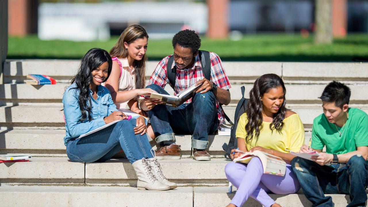 Kehidupan Mahasiswa Di Indonesia: Dinamika Akademik, Sosial, Dan Tantangan Sehari-hari