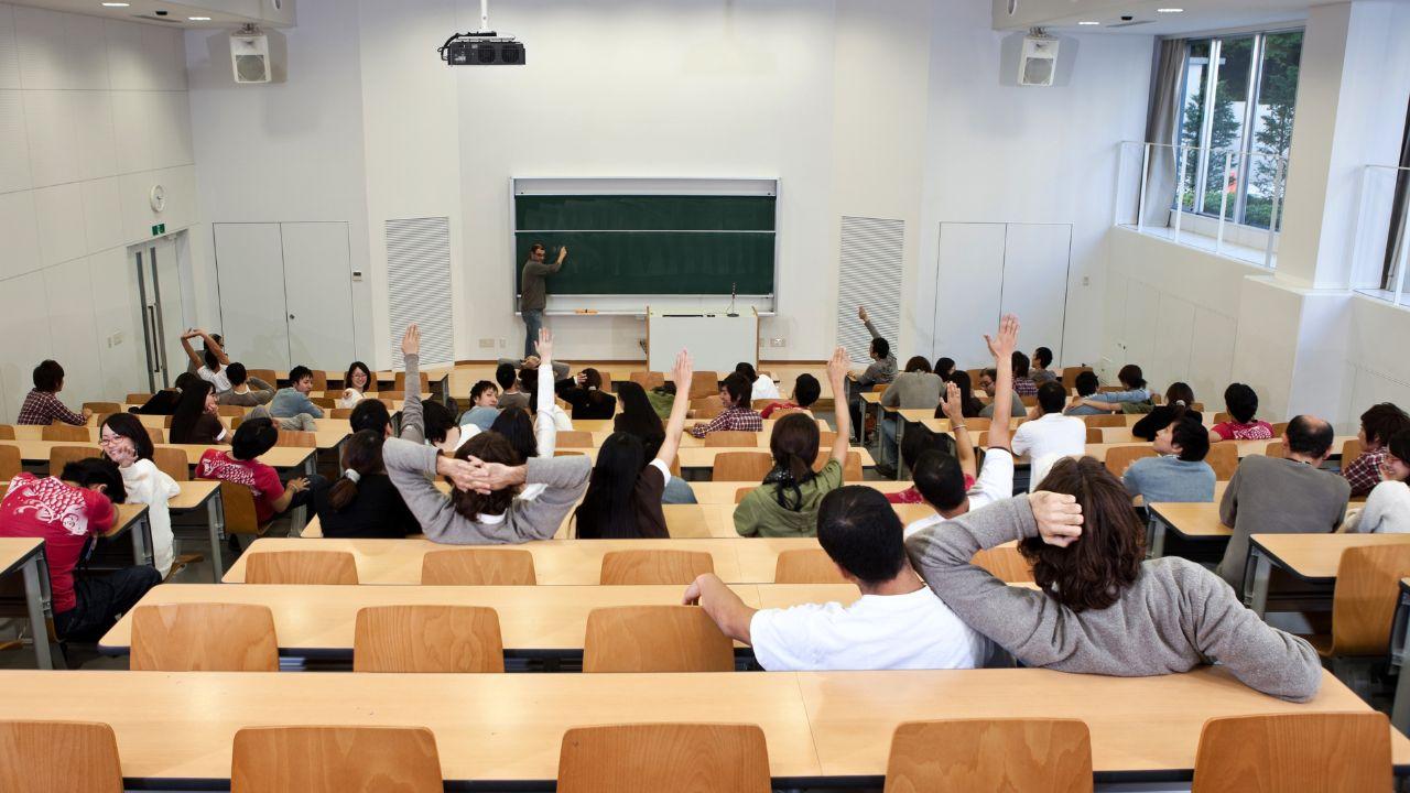 Dinamika Kehidupan Mahasiswa Indonesia Dalam Dunia Akademik Dan Sosial