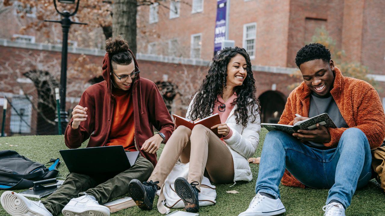 Kehidupan Mahasiswa Di Indonesia Sebagai Proses Pembentukan Karakter Dan Kemandirian