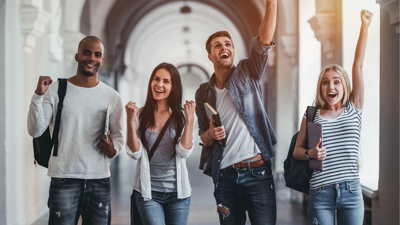 Kehidupan Mahasiswa Indonesia Dalam Menjalani Proses Pembelajaran Dan Sosialisasi