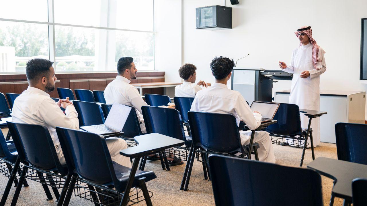 Mahasiswa Indonesia Saat Ini: Menyusuri Kemandirian, Digitalisasi, Dan Dinamika Sosial