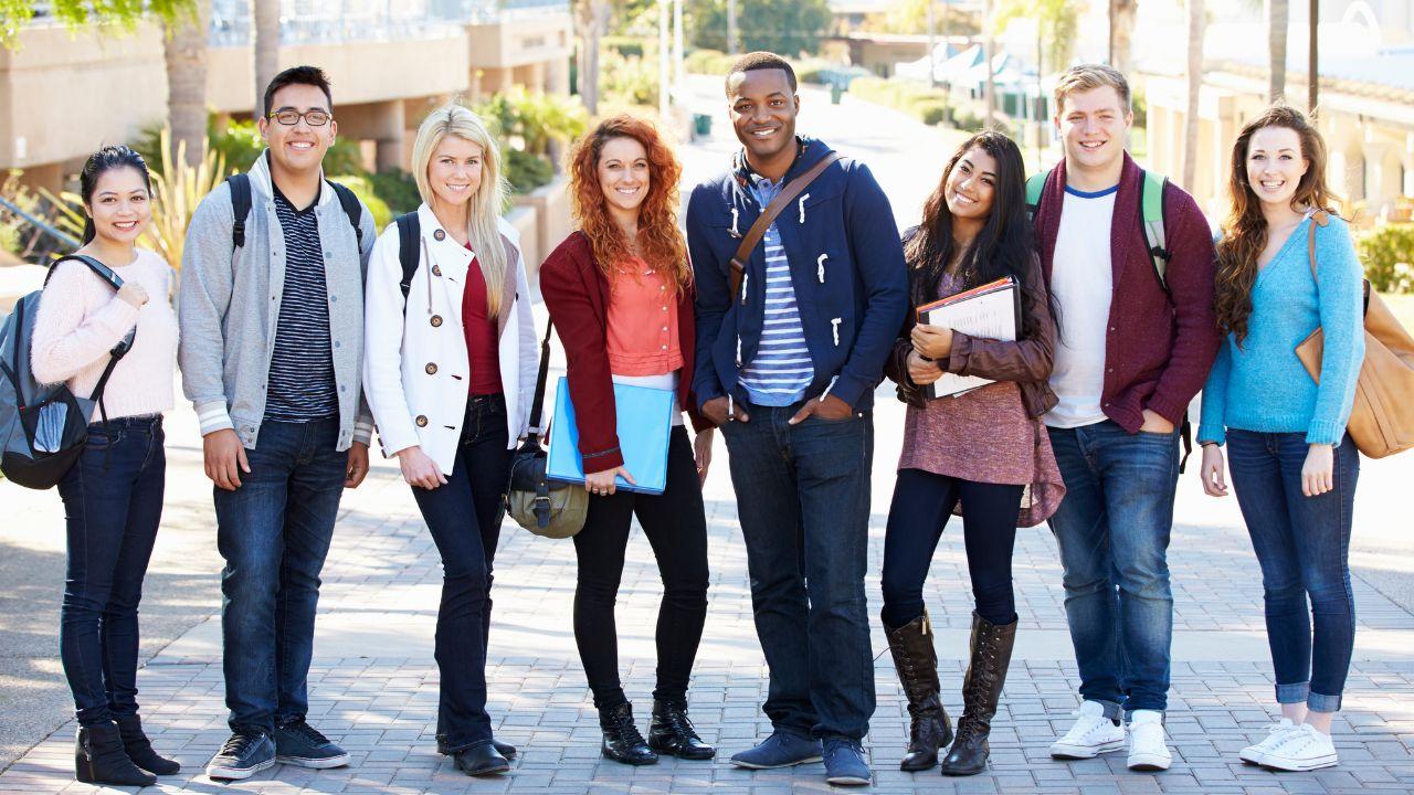 Mahasiswa Dan Kemandirian Finansial: Strategi Mengelola Uang Di Era Modern”