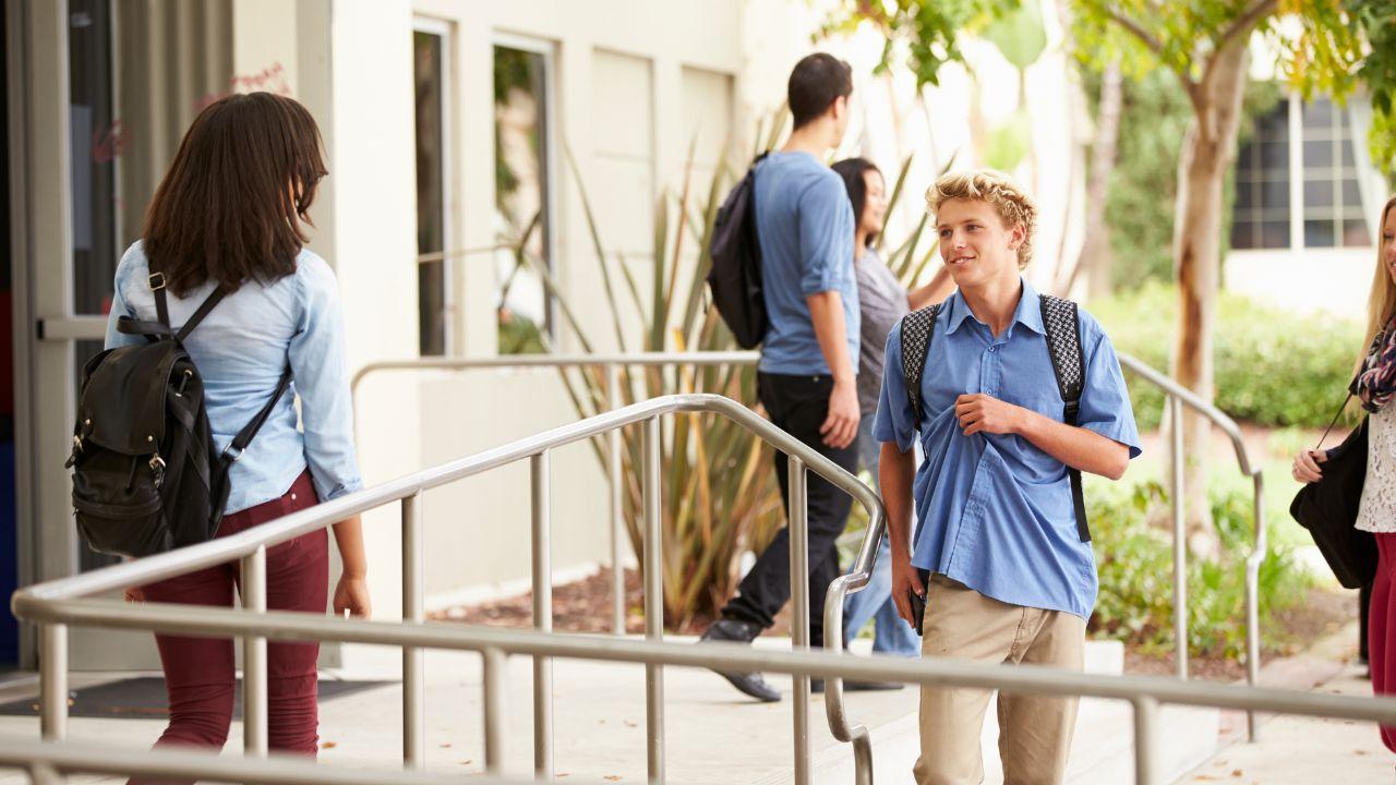 Mahasiswa Dan Perjalanan Rantau: Mengelola Kemandirian Dan Identitas Budaya