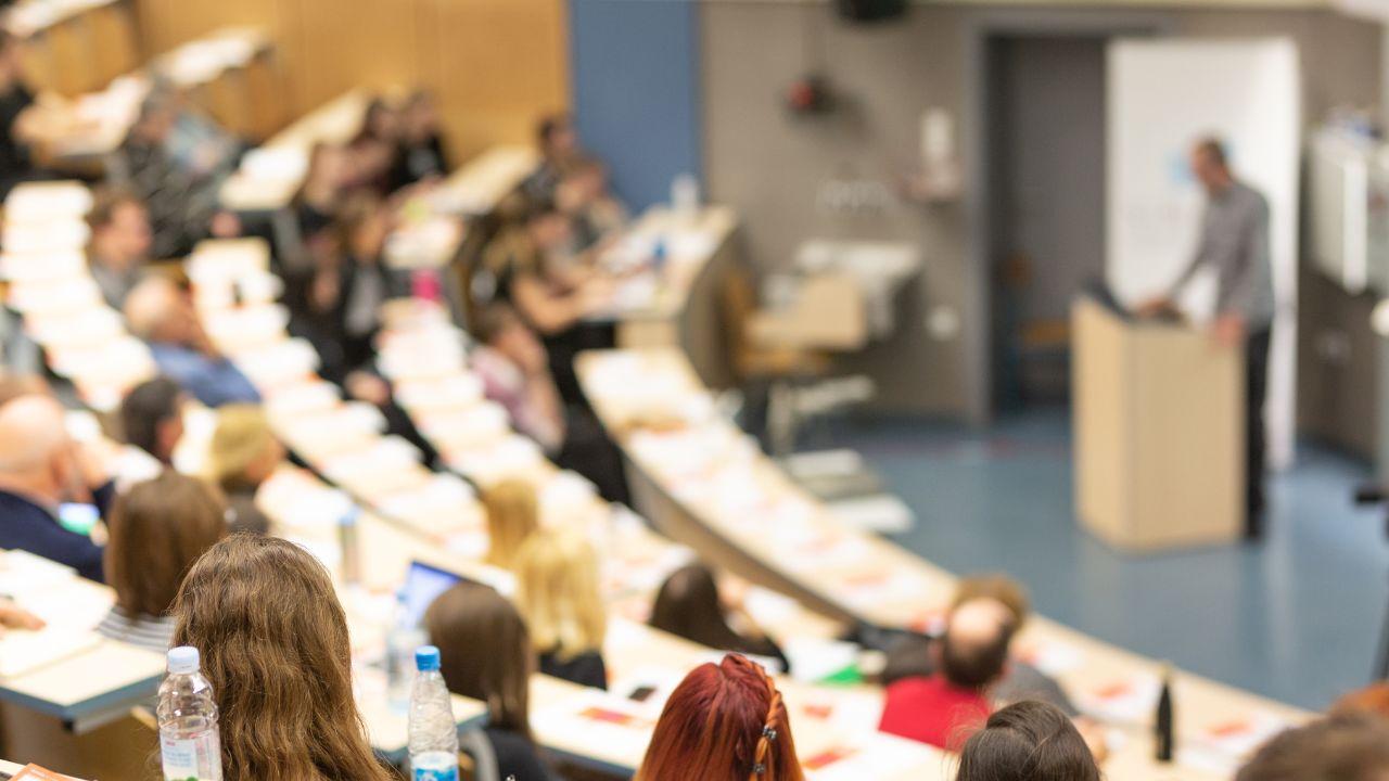 Mahasiswa Dan Literasi Finansial: Belajar Dewasa Sebelum Wisuda”