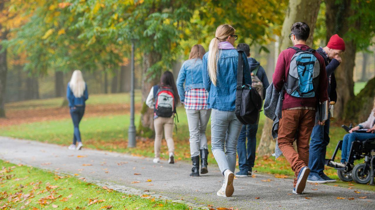 Mahasiswa Komuter: Hidup Di Antara Rumah, Jalan, Dan Ruang Kuliah