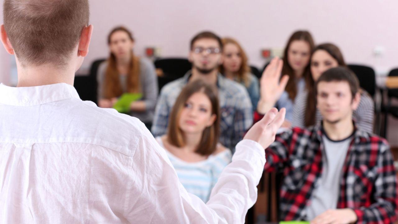 Identitas Di Bangku Kuliah: Proses Mahasiswa Mengenal Dan Membentuk Diri