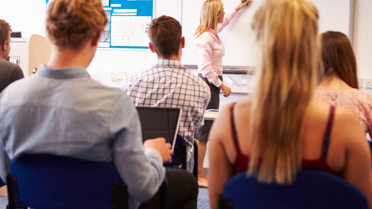 Literasi Yang Berubah: Cara Mahasiswa Indonesia Membaca, Menulis, Dan Berpikir Di Era Digital