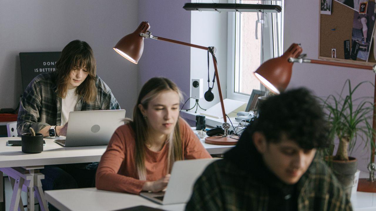 Jejak Kehidupan Mahasiswa: Dari Bangku Kuliah Hingga Pembentukan Karakter