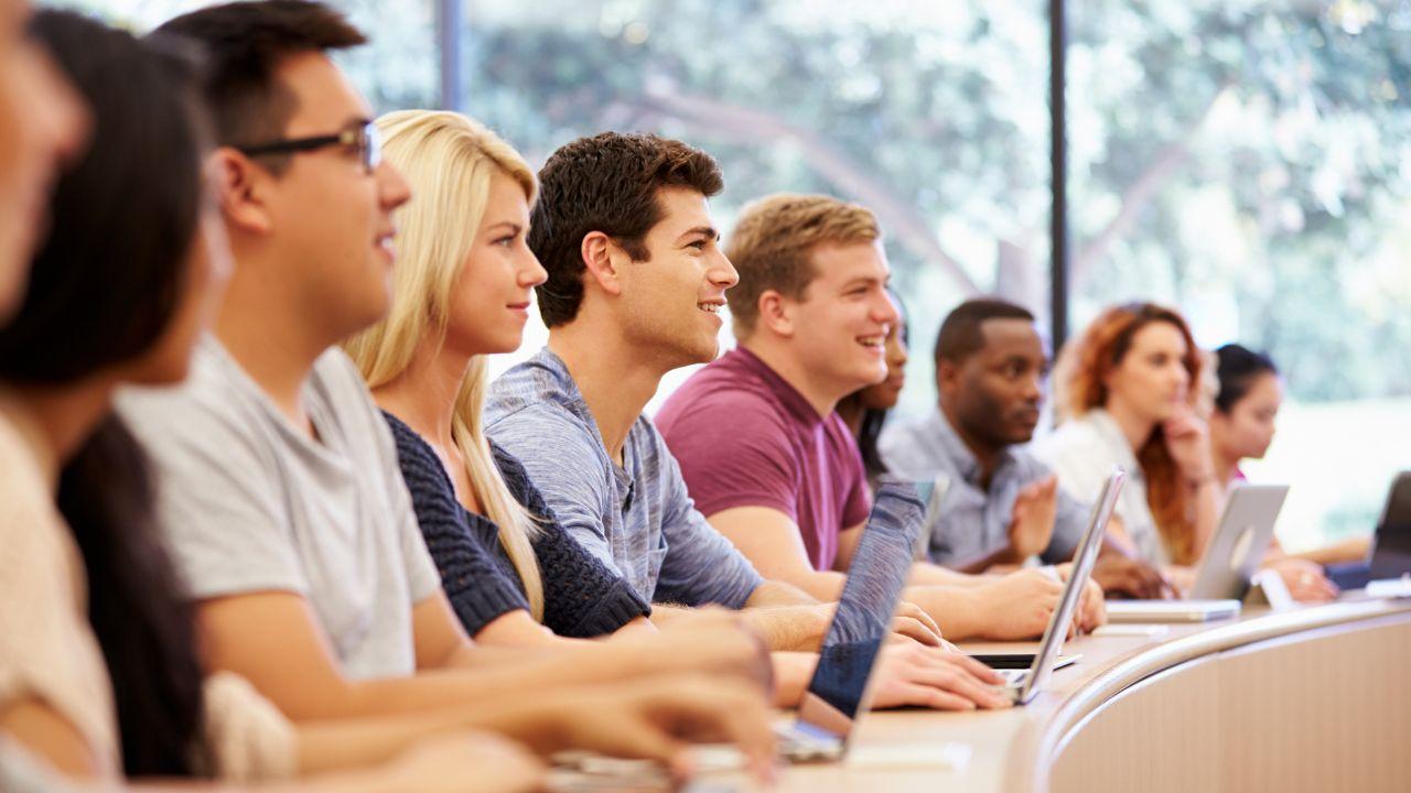 Manajemen Hidup Mahasiswa: Seni Menyeimbangkan Akademik, Sosial, Dan Keuangan