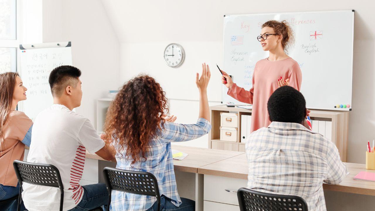 Budaya Nongkrong Mahasiswa: Ruang Santai Yang Menjadi Arena Diskusi Dan Identitas Sosial