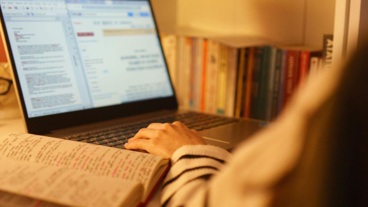 Hubungan Mahasiswa Dan Dosen: Antara Formalitas Akademik Dan Ruang Pembelajaran Manusiawi