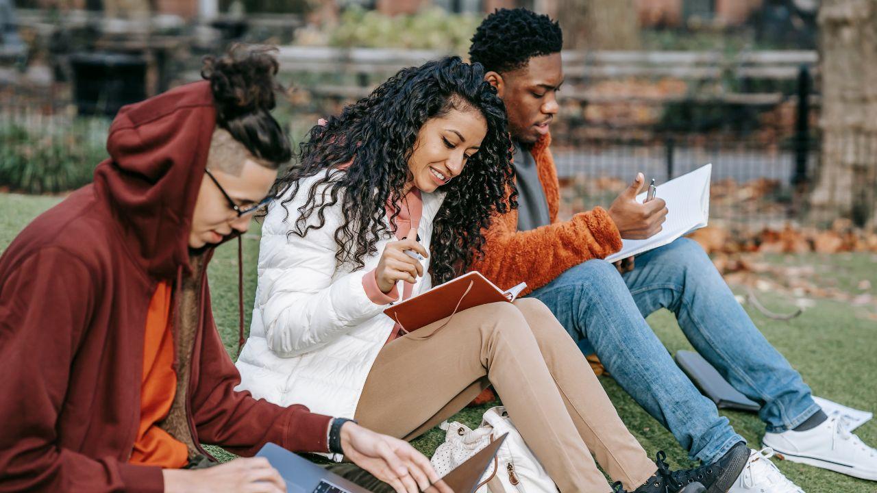 Mahasiswa Dan Kesehatan Mental: Bertahan Di Tengah Tekanan Akademik Dan Sosial