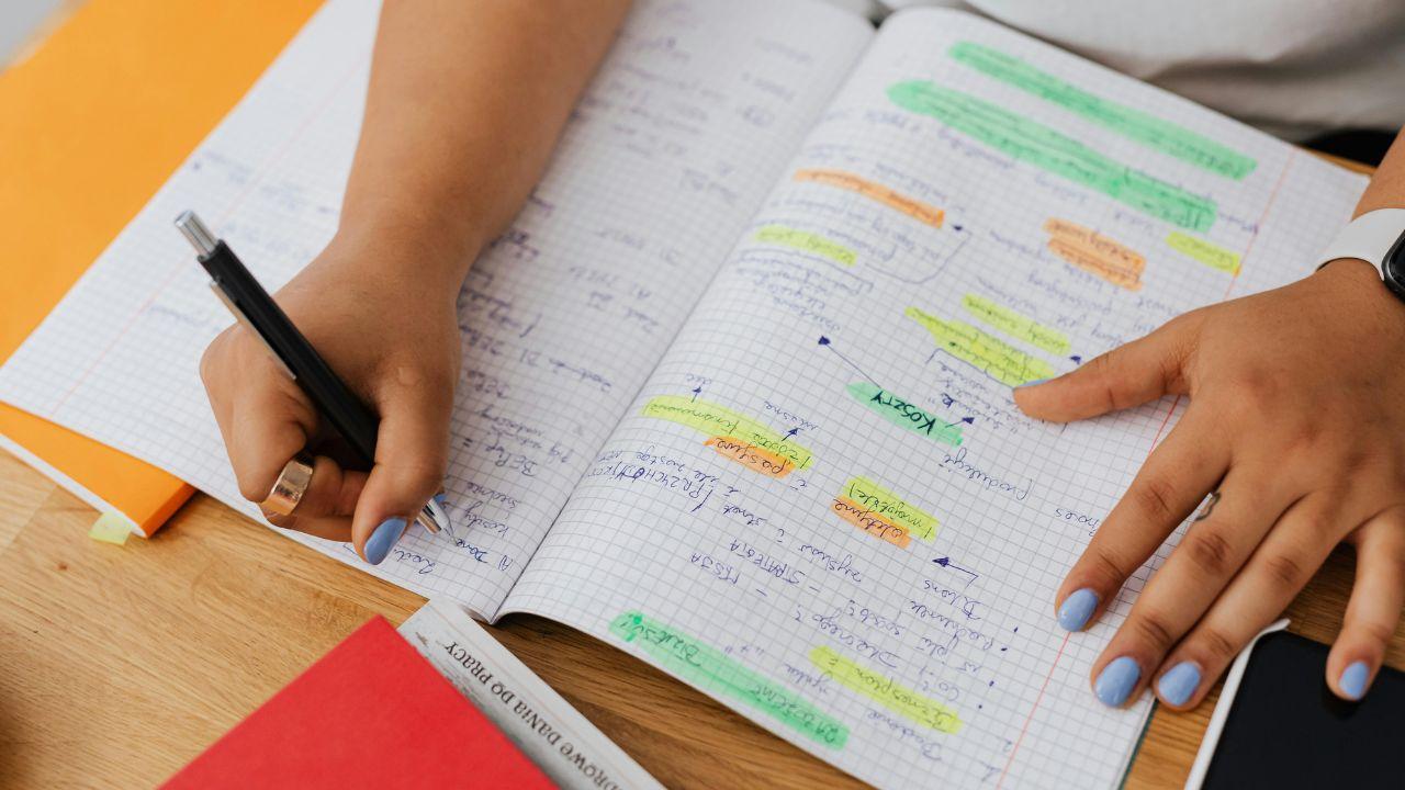 Kehidupan Akademik Mahasiswa: Antara Tuntutan Prestasi Dan Proses Pembelajaran