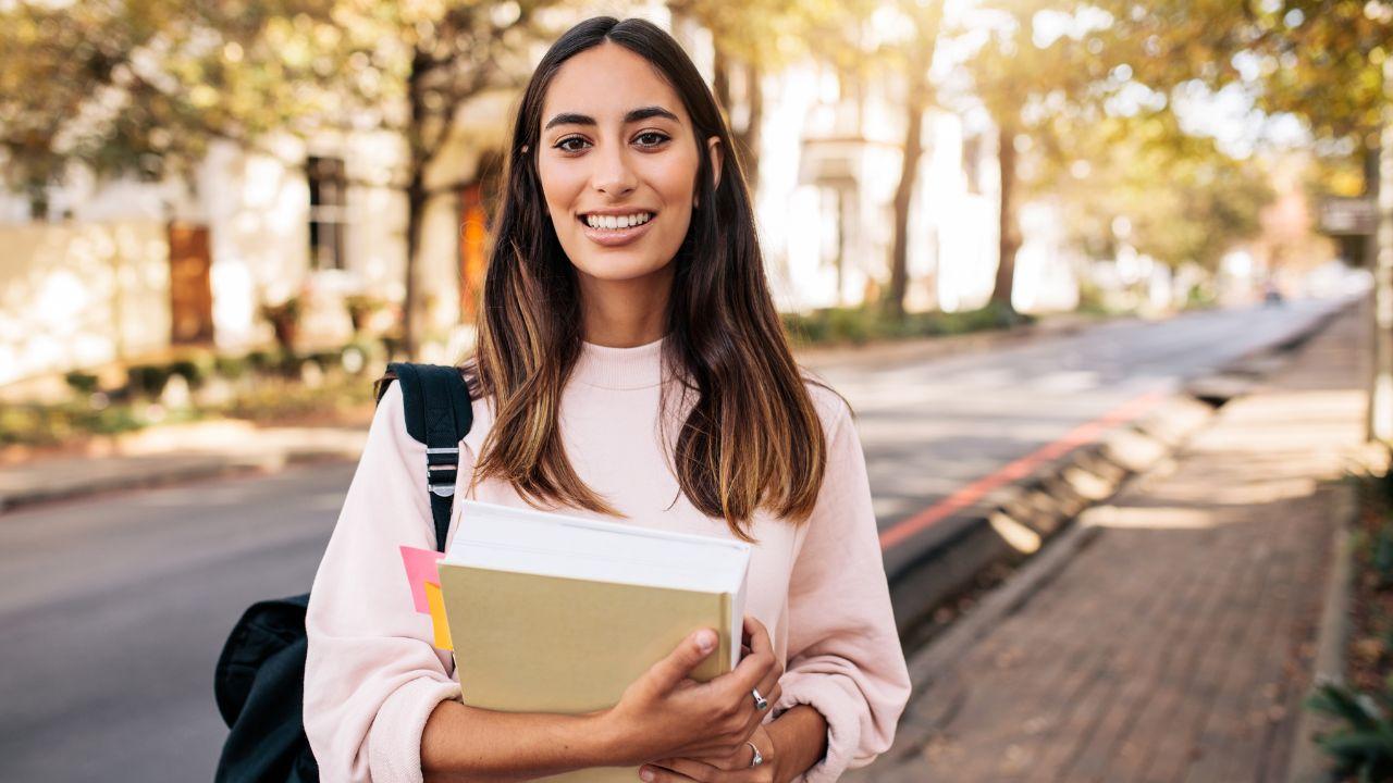 Mahasiswa Dan Budaya Nongkrong Di Sekitar Kampus
